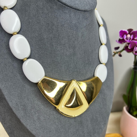 NAPIER Vintage White Lucite and Gold Tone Mid-Century Modern Choker Necklace - Picture 3 of 7